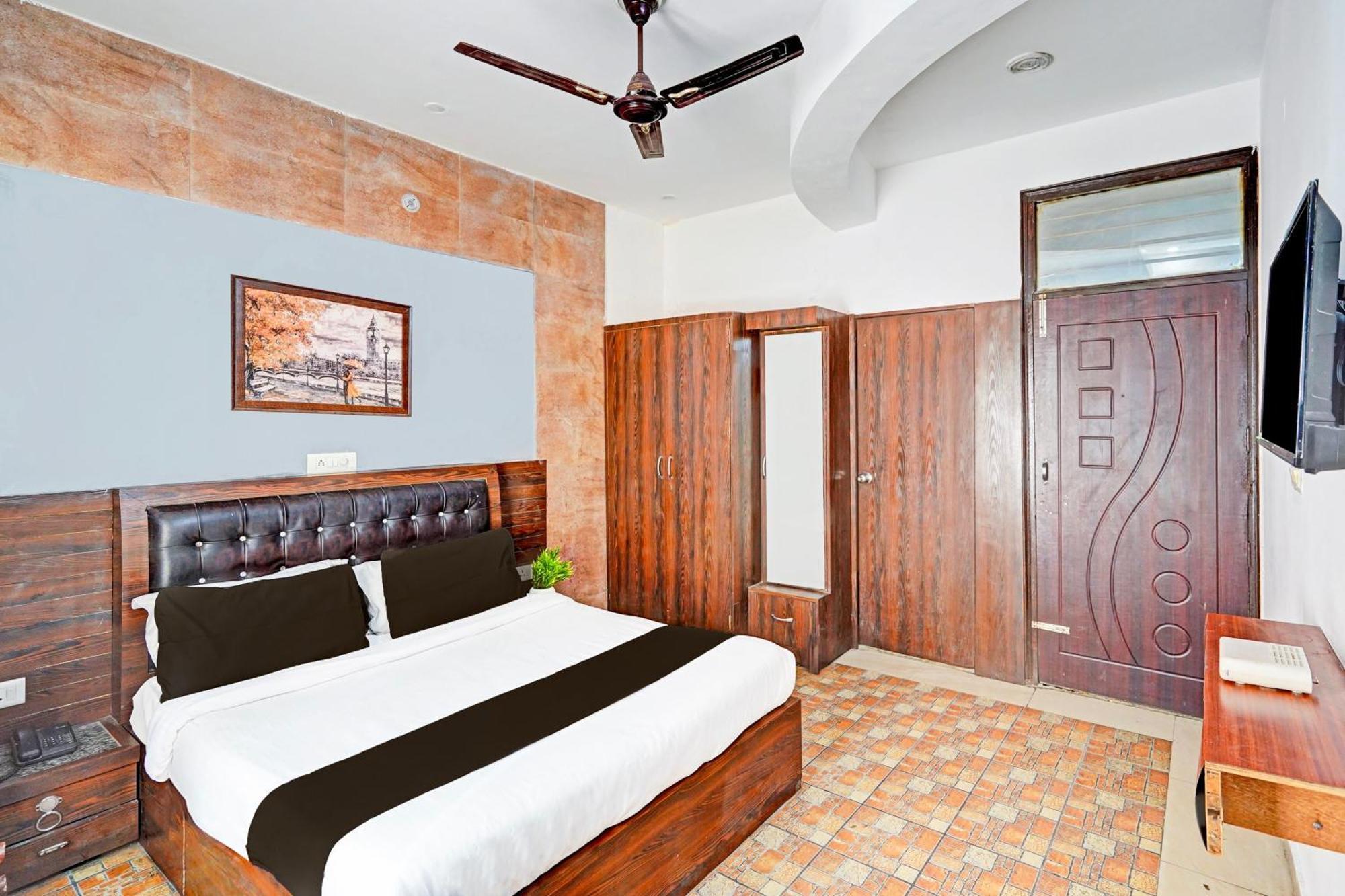 OYO Flagship 70180 Hotel 9 Palm Dehradun Exterior foto